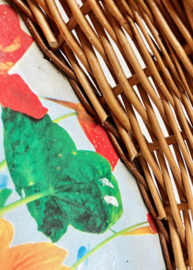 Rieten vintage dienblad met bloemen. Retro presenteerblad.