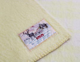 Grote gele vintage deken van Aabe. Wollen retro sprei - 183 x 235 cm.