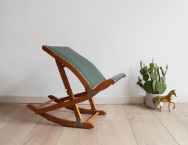 Vintage voetenbankje met groene skai bekleding. Houten retro schommelbankje