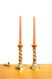 Twee goudkleurige vintage kandelaars. Twee messing kaarsenhouders