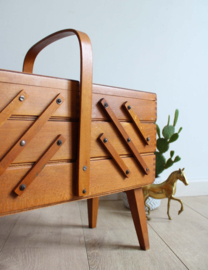 Houten vintage naaikist. Retro Sewing box / craft organizer /juwelen doos