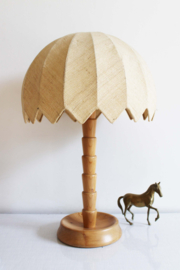 Houten vintage lamp in de vorm van een palmboom. Retro design tafellamp