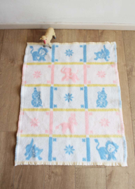Blauw / roze vintage baby deken van dralon. Retro spreitje / dekentje