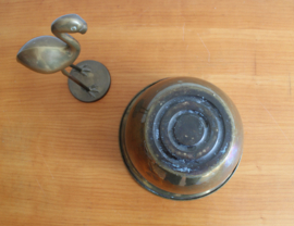 Goudkleurige antieke koperen pot. Oude vintage bloempot