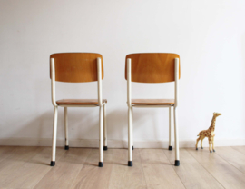 Set stoere vintage schoolstoeltjes.  2 industriële retro stoeltjes, zithoogte 41 cm.
