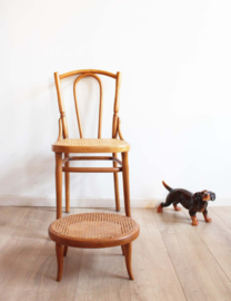 Houten vintage stoeltje met voetenbank, Thonet stijl. Retro cafe stoel, nr 56