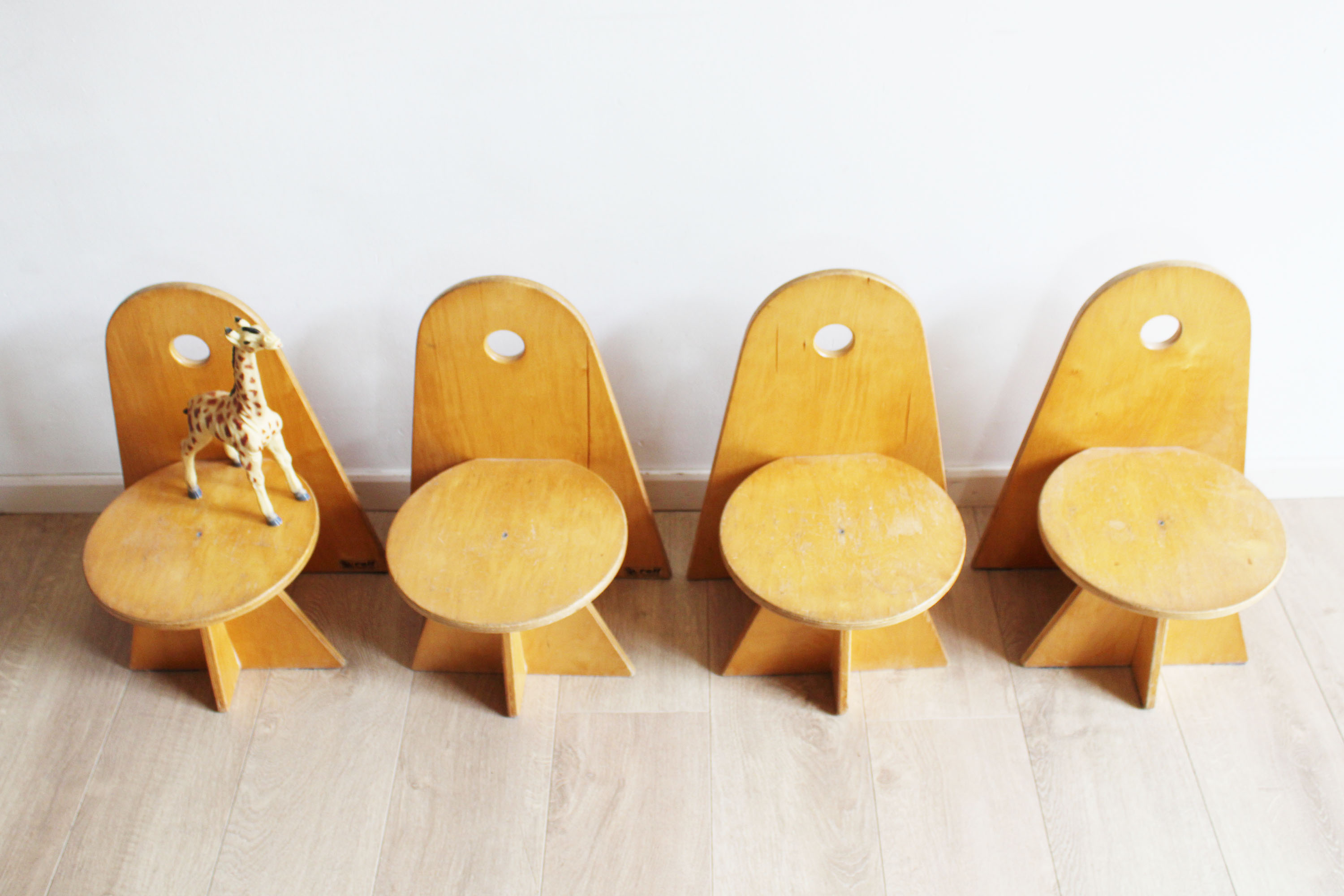 Houten vintage kindertafel met 4 stoeltjes. Retro schoolstoeltjes, Apollo stijl