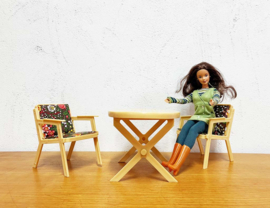 Vintage tuinset voor Barbie of Sindy. Retro tafel met stoelen