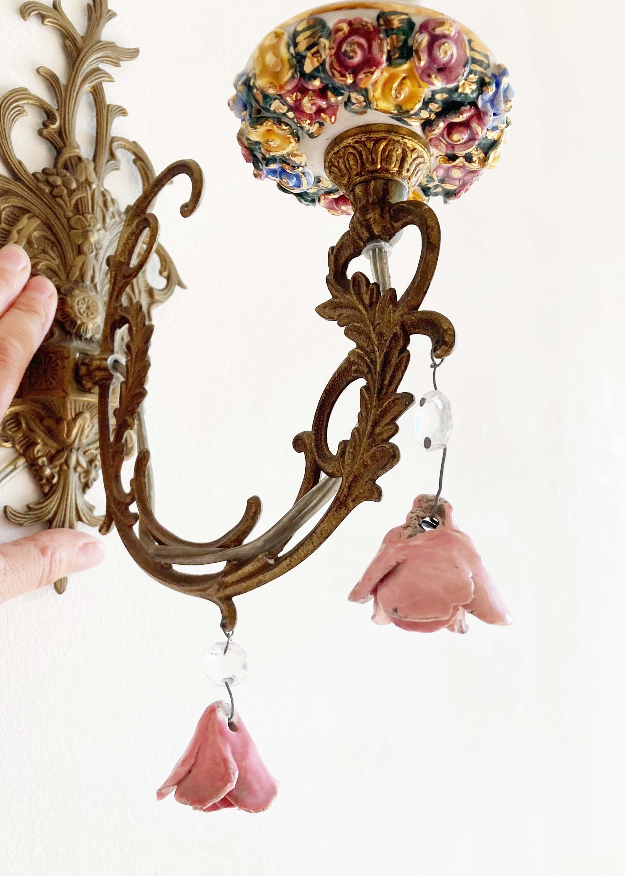 Vintage wandlampje met keramieken bloemetjes. Antiek 'kaars' lampje