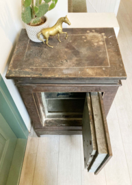 Antieke kluis zonder sleutel. Zware vintage brandkast, ijzer