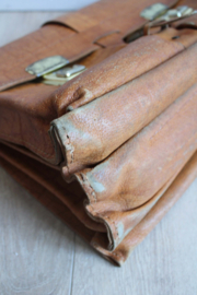 Lederen vintage schooltas. Bruine retro boekentas / aktetas van leer.