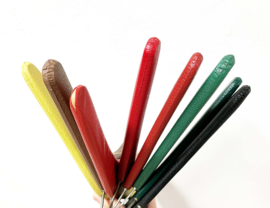 8 vintage kledinghangers van skai leer. Set retro kleerhangers