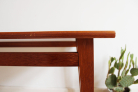 Houten vintage bijzettafel. Mid Century retro design tafeltje.