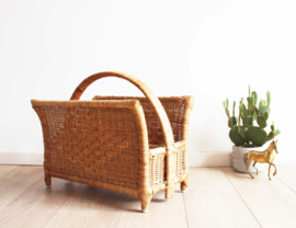 Vintage rotan krantenbak. Boho style lectuurbak / magazine holder van riet.