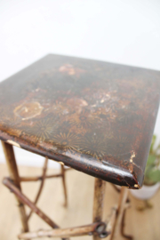 Boho vintage plantentafel. Hoog bamboe tafeltje.