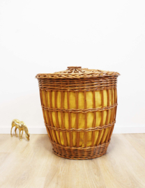 Vintage rotan mand met deksel. Rieten retro wasmand