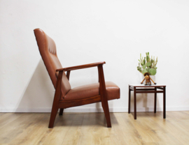 Bruine vintage fauteuil met armleuningen. Mid Century design stoel