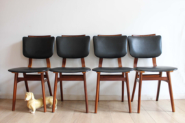 Set houten vintage stoelen met zwart skai-leer. Mid Century retro design