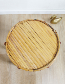 Vintage plantentafel van bamboe. Rotan retro Boho krukje