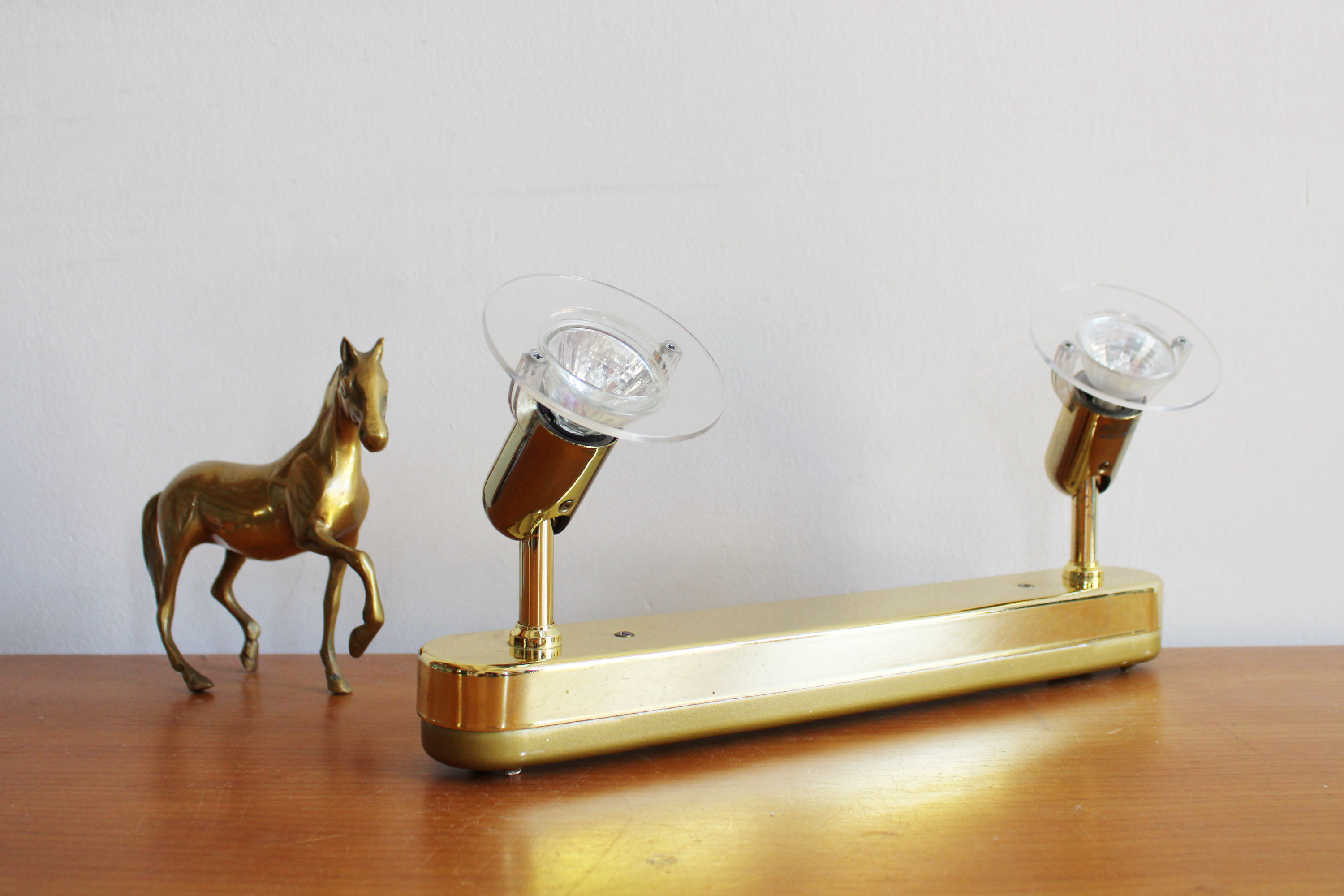 Vintage wandlamp met twee spotjes van goudkleurig metaal. Retro lamp