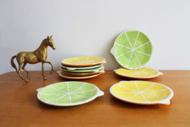 Vrolijke set retro gebaksbordjes. Aardewerk vintage bordjes groen/geel