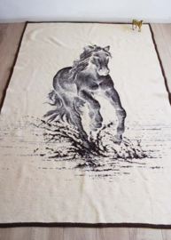 Bruine vintage deken met paard. Retro vegan sprei van dralon