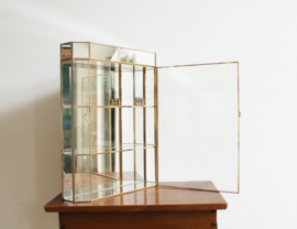 Vintage vitrinekastje van messing en glas. Gouden kastje met verlichting