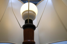 Japandi / Wabi Sabi lamp  met beige kap. Houten vintage schemerlamp