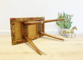 Vintage voetenbankje met stoffen zitting. Houten retro kruk/luiwammes