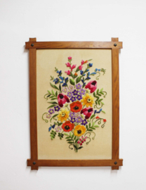 Groot handgemaakt wandpaneel met bloemen. Vintage borduurwerk,  getuft?