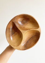 Handgemaakt houten vintage schaal op voet. Bohemien bord met vakken