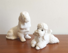 2 vintage honden beeldjes van wit aardewerk. Retro teckel en poedel beeldje.
