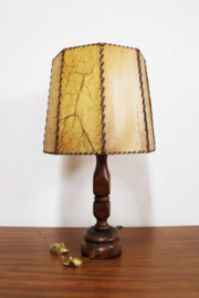 Brutalist  lamp met lederen kap. Houten vintage tafellamp - Wabi Sabi stijl