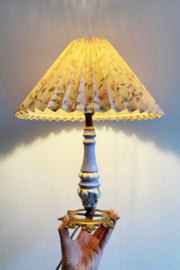 Vintage lampje op blauwe aardewerk voet. Kitsch tafellamp met plissé kap