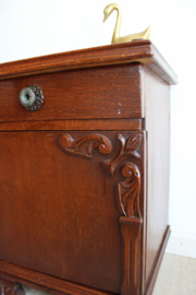 Set houten vintage nachtkastjes. Twee Art Deco stijl retro kastjes