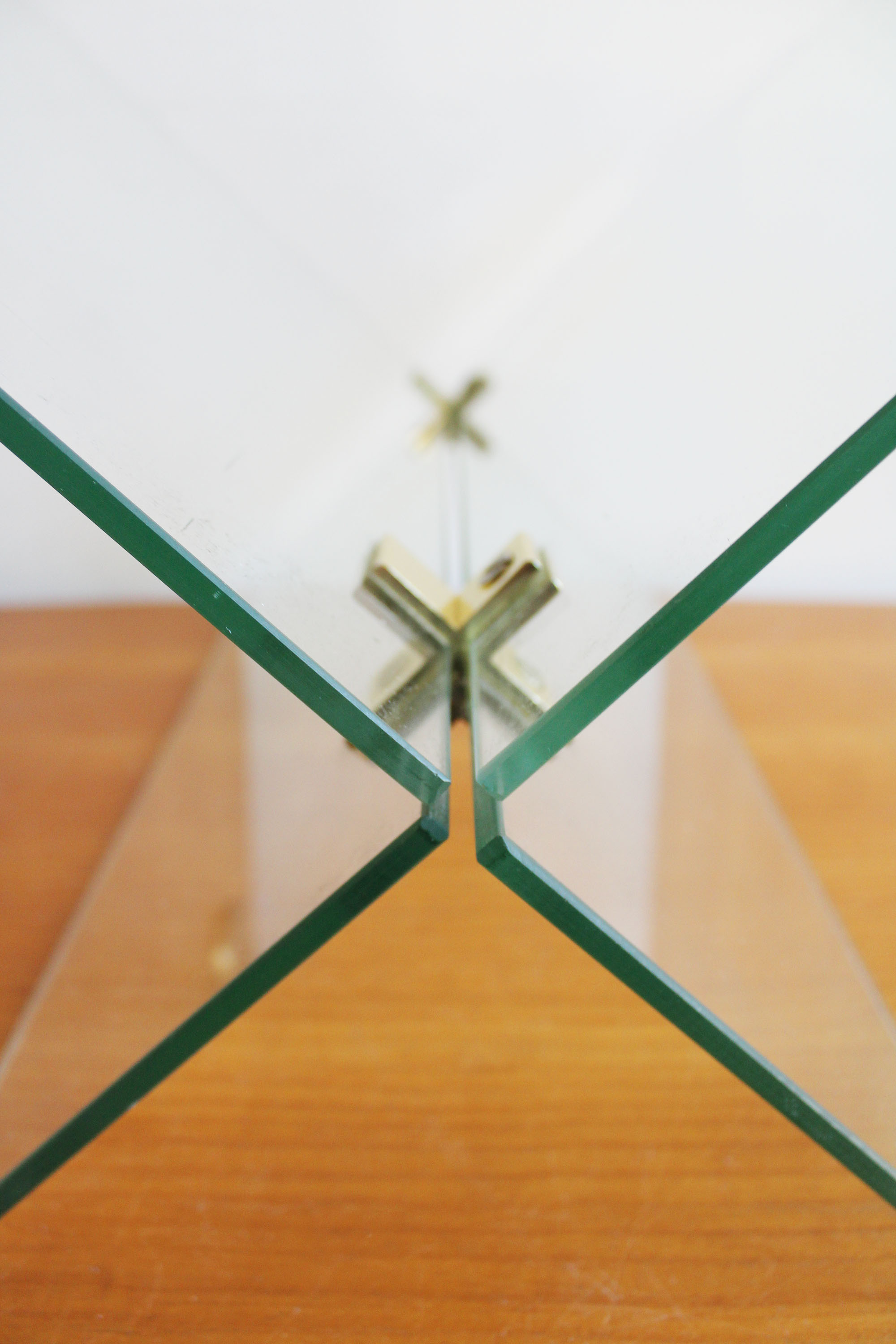 Glazen vintage boekenstandaard met goudkleurige details. Retro lectuurhouder