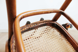 Houten vintage stoeltje met voetenbank, Thonet stijl. Retro cafe stoel, nr 56