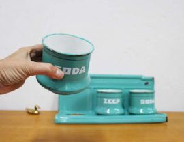 Vintage turquoise emaillen zand-zeep-soda rek. Origneel retro plankje met potten.