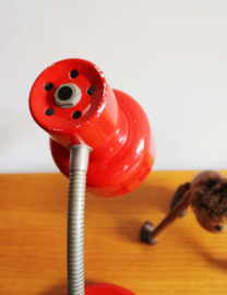 Rode retro bureaulamp. Vintage lampje met buigbare poot