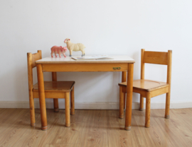 Houten vintage lessenaar met 2 stoeltjes. Retro Schilte tafel met schoolstoelen