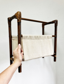Rotan vintage krantenbak. Rieten retro lectuurbak / magazine holder