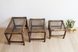 Vintage mimiset van rotan en glas. 3 retro tafeltjes / nesting tables / Manou