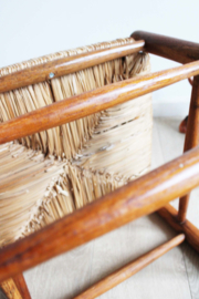 Houten vintage krukje met biezen zitting. Retro / boho bankje
