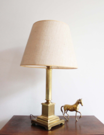 Goudkleurige tafellamp met beiga kap. Vintage Herda lamp