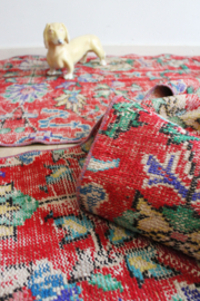 Oosterse rode vintage loper. Lang Boho tapijt / vloerkleed met bloemen
