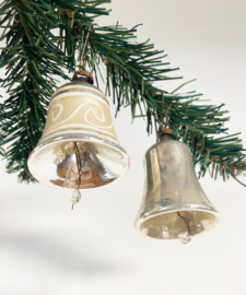 Kleine zilveren vintage kerstklokjes. Set glazen belletjes