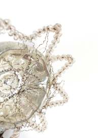 Antieke kerstbal met tinsel- Ster van Bethlehem. Glazen vintage deukbal