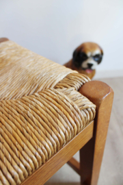 Houten vintage kruk met gevlochten zitting. Bohemien bankje / krukje