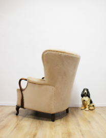 Vintage fauteuil bekleed met beige velvet. Antieke velours stoel