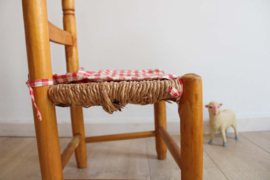Vintage kinderstoeltje met biezen zitting. Houten boho stoeltje